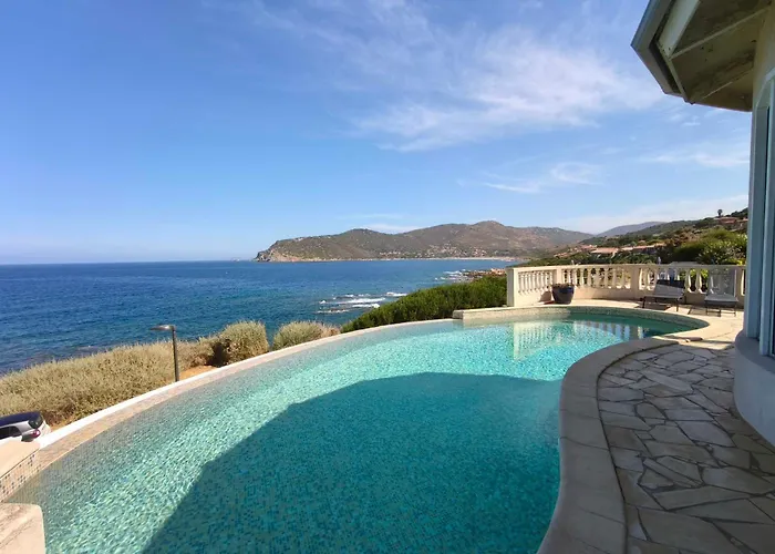 Spacious With Pool And Sea Views Ferienhaus *